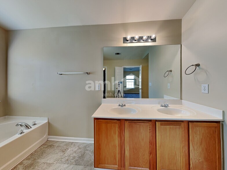 Building Photo - 206 Wild Dogwood Way