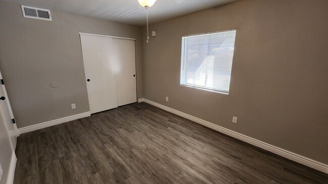 Building Photo - 2 Bedroom in the El Tovar Condominiums Nea...