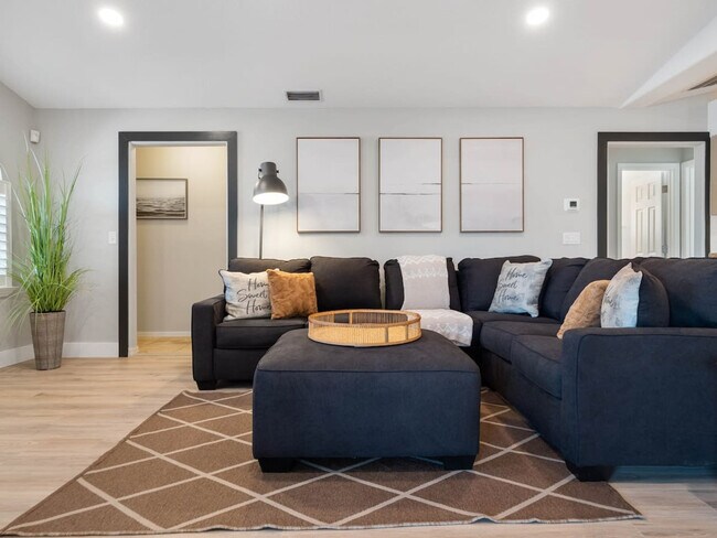 Building Photo - 6 Clinton Ct N