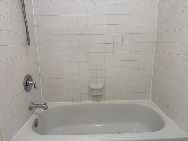 Building Photo - 17414 Fountainview Cir