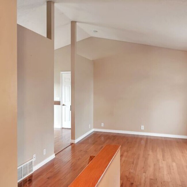 Building Photo - Awesome 4 Bedroom Pet Friendly Home w 2 car attached garage