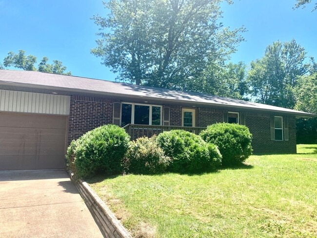 Building Photo - NEWLY Renovated 3 BED/2 BA Home!