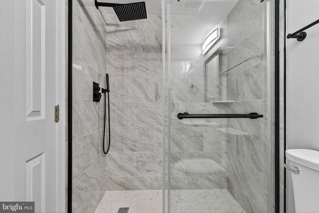 Building Photo - 2403 Kingsway Rd