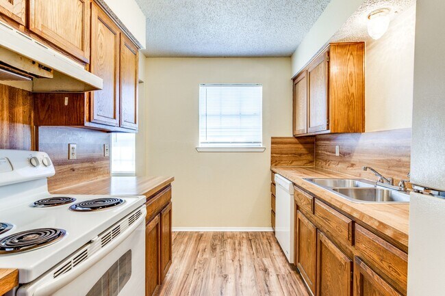Building Photo - Dynamite Duplex in Arlington
