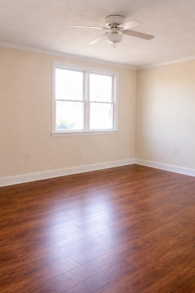 Building Photo - 35 Willow Dr