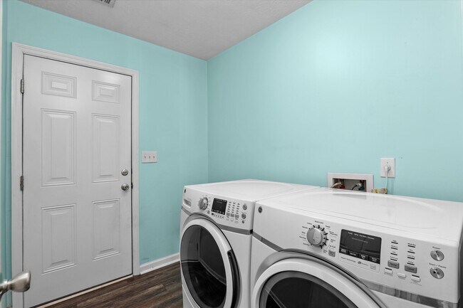Building Photo - 570 Lory Ln