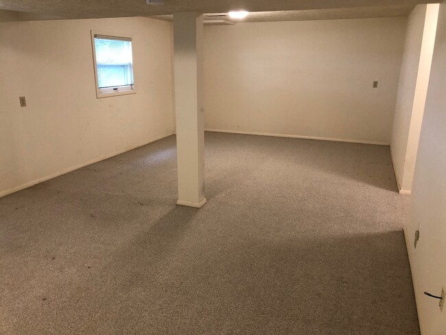 Building Photo - 4-Bedroom, 2-Bath in Normal