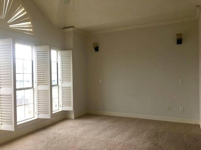 Building Photo - Discounted Deposit! Stylish 3-Bedroom Town...