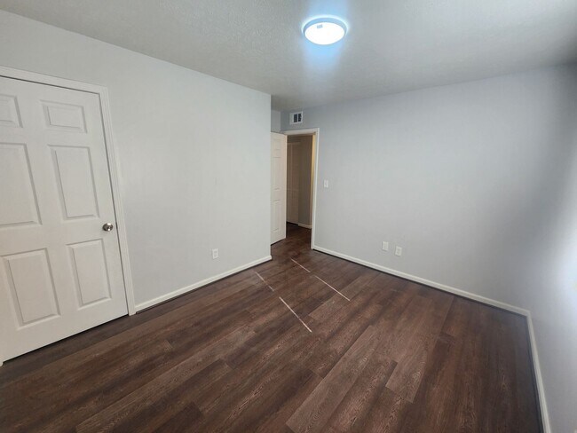 Building Photo - Renovated 3 bedroom 1 bath home in Valley Station!