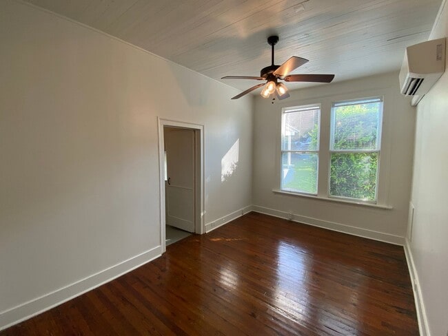 Building Photo - 914 1st Ave