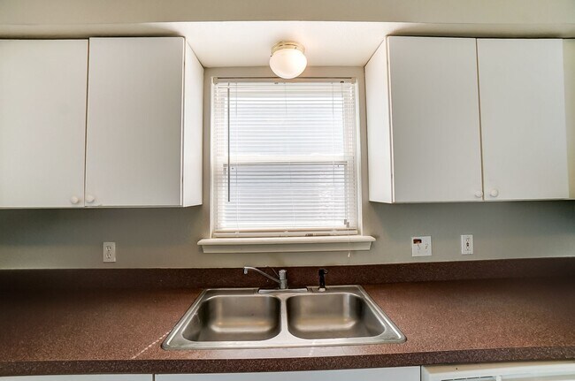 Building Photo - 3704 Willow Run Dr