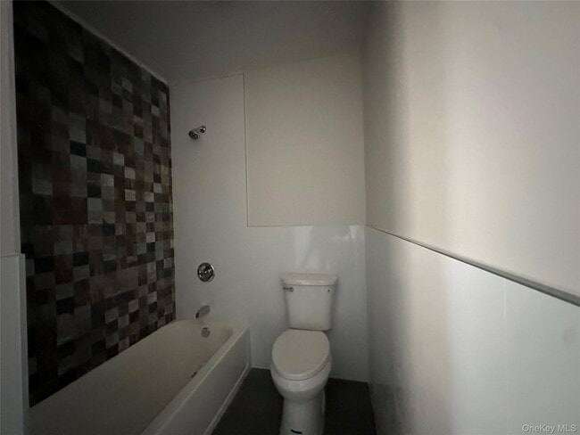 Building Photo - 1445 Burlingham Rd