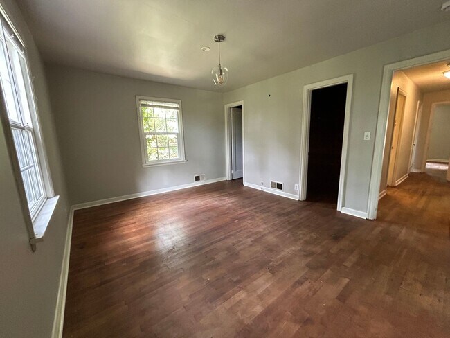 Building Photo - 2 Bed, 1.5 Bath Home with Basement and Sunroom