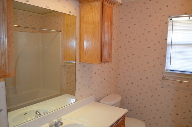 Building Photo - 910 Crymes Ln