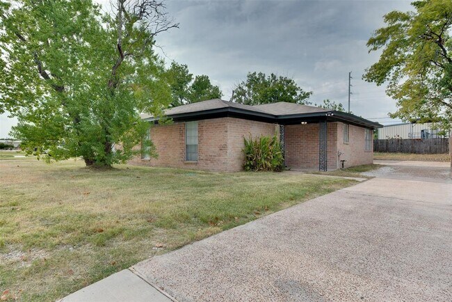Building Photo - 2413 Woodgate St