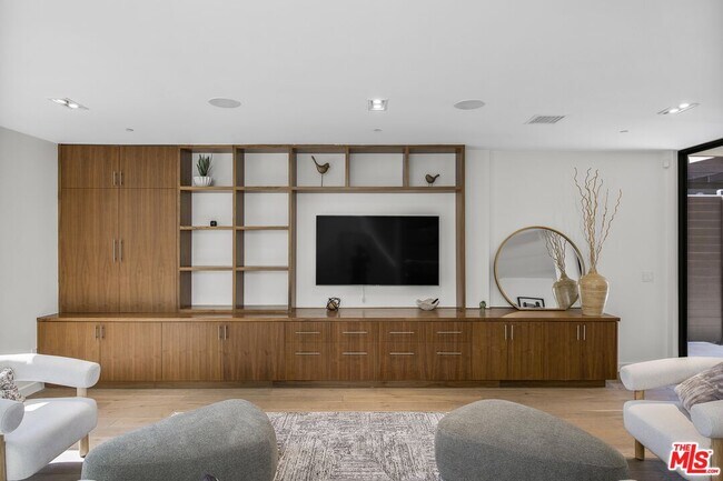 Building Photo - 141 Hollister Ave