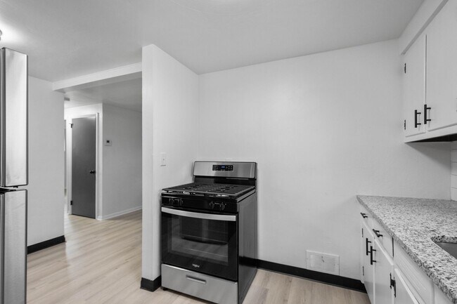 Building Photo - Charming 2 bedroom home in McKees Rocks available May 1!