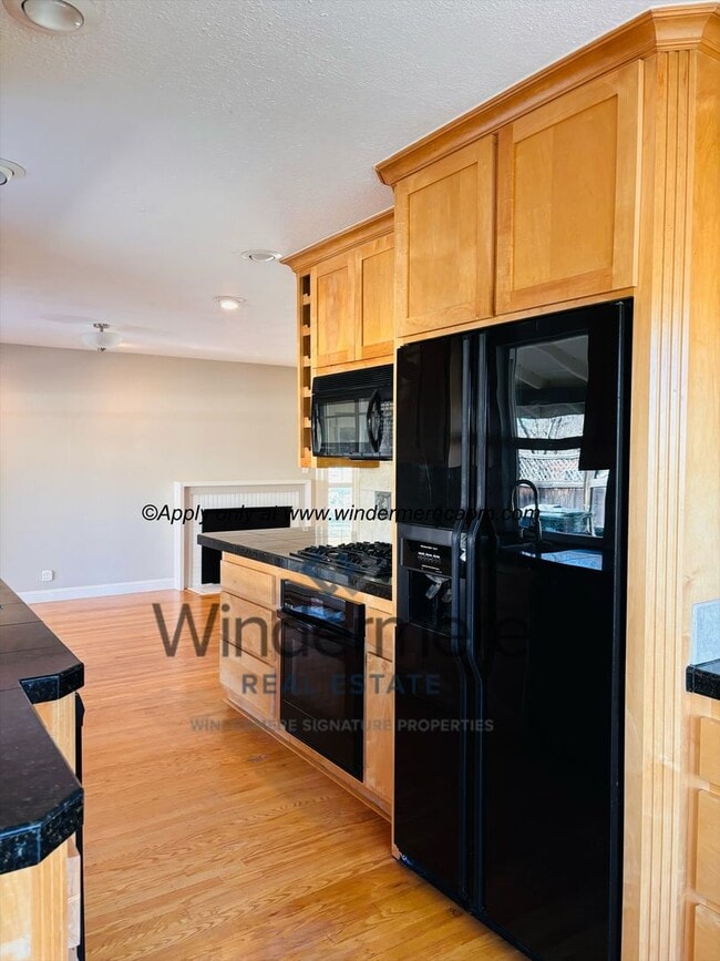 Building Photo - Charming 2 bedroom with HUGE yard in beaut...