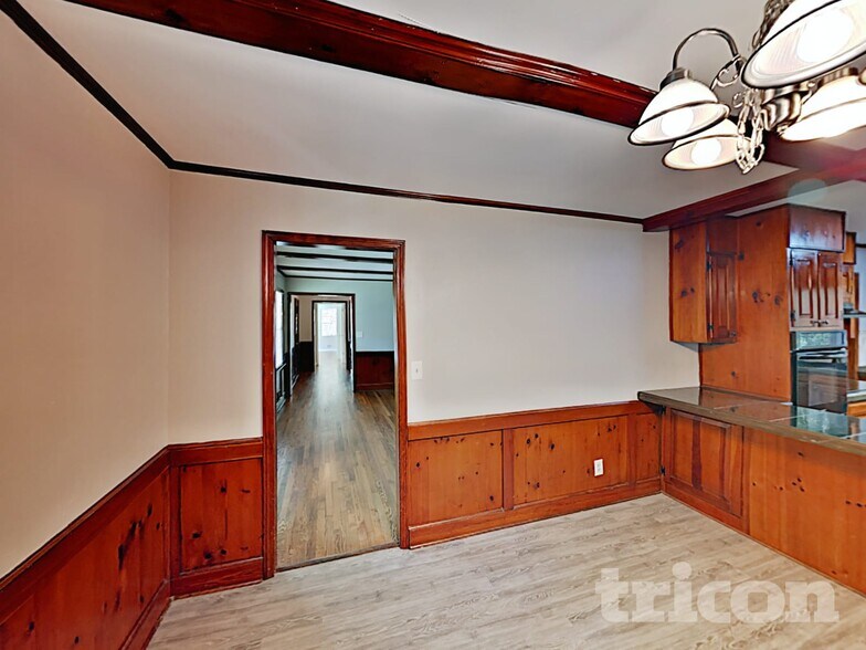 Building Photo - 1606 Huntington Dr