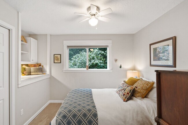 Building Photo - FURNISHED! Exquisite 3-Bedroom Furnished U...