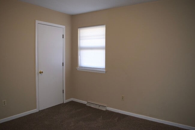 Building Photo - Nice 3 Bedroom 2.5 Bathroom Townhome