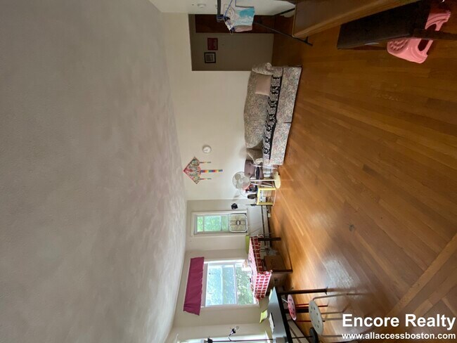 Building Photo - 310 Tappan St