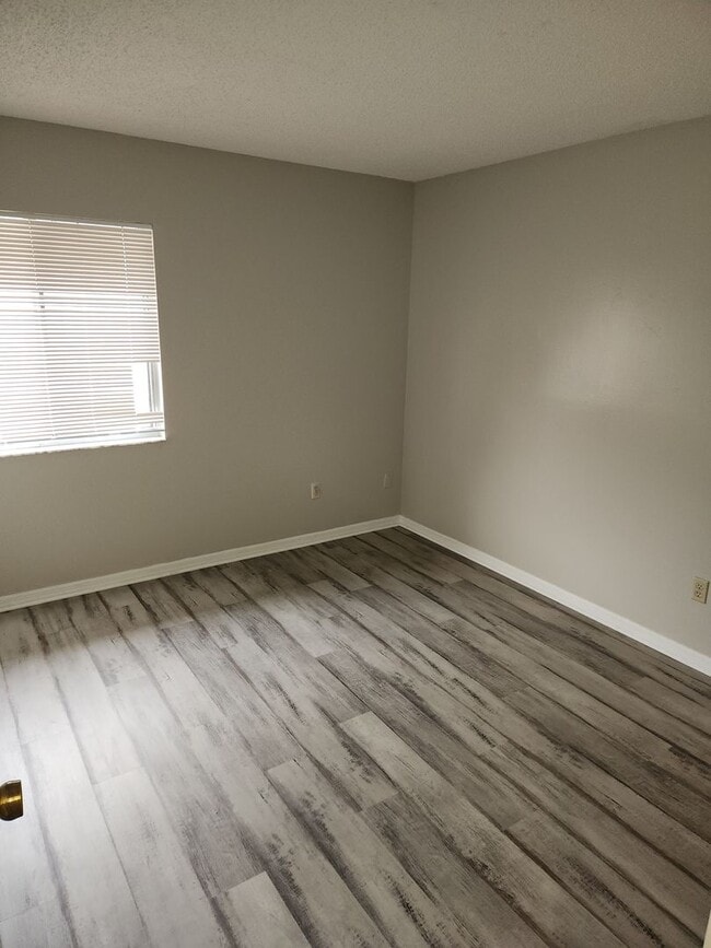 Building Photo - Charming 3-1.5 Duplex Near SunRail – Maitland