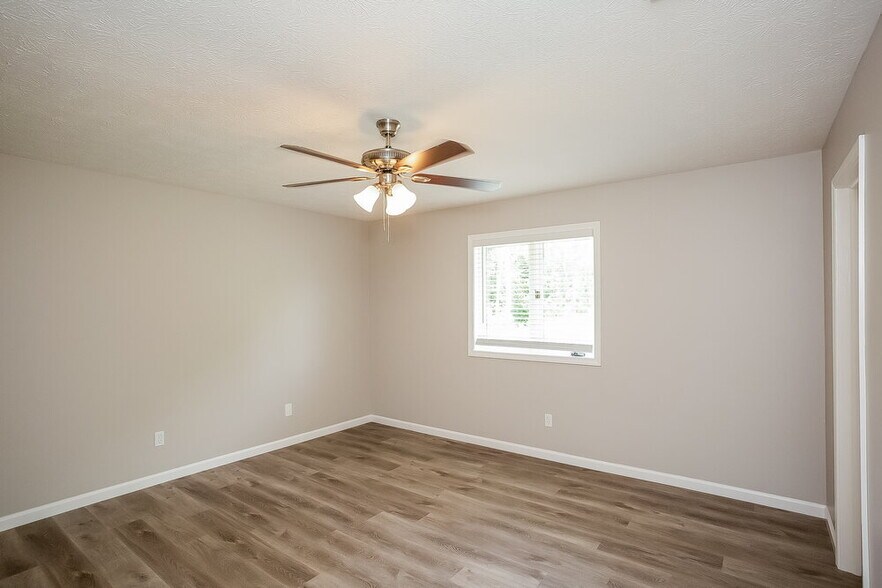 Building Photo - 8460 Countryside Ct