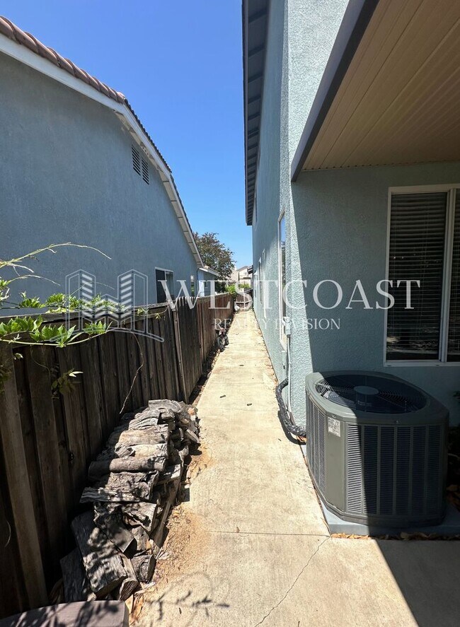Building Photo - Bright & Spacious 4-Bed Townhome in Prime ...