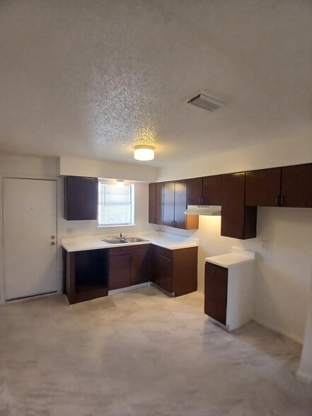 Building Photo - 1217 S Maddox Ave