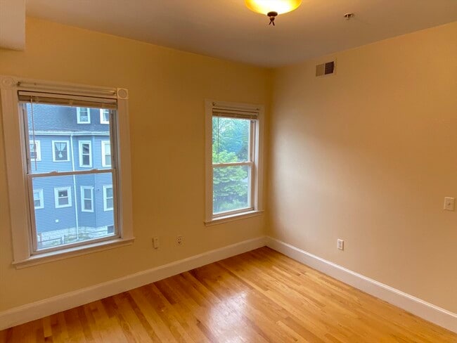 Building Photo - 99 Fellsway W