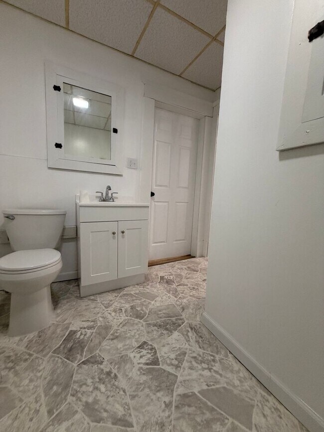 Building Photo - Newly Updated 2 Bedroom House with off street parking!
