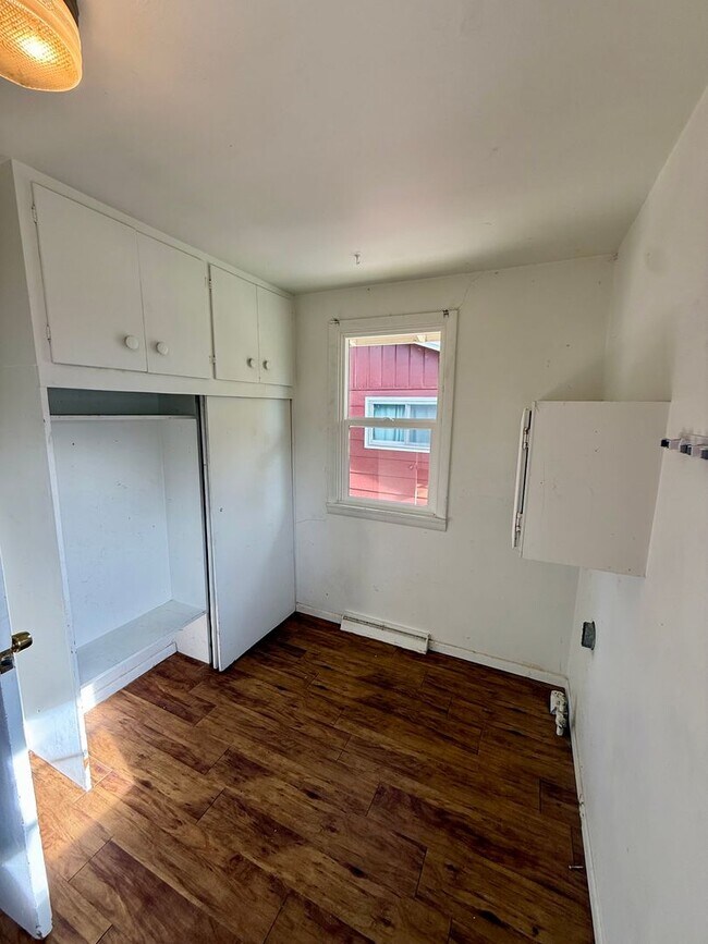 Building Photo - 3 Bedroom, 1 Bath Ranch Home in Northwest ...