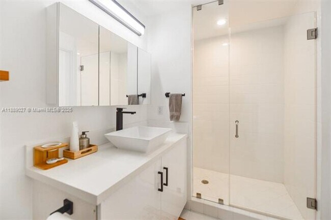 Building Photo - 725 NE 22nd St