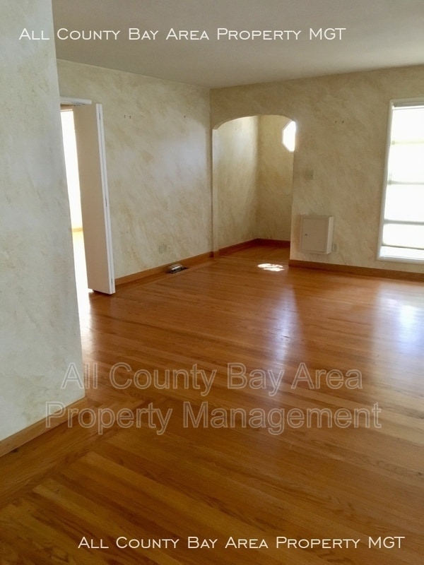Building Photo - 726 Cherry Way