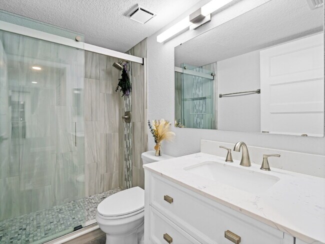 Building Photo - Four Seasons River Front Condo