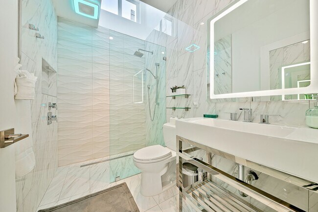 Building Photo - 732 Ventura Pl