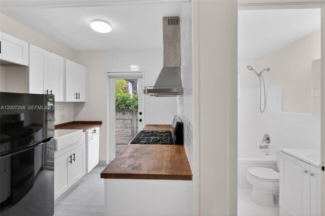 Building Photo - 428 Collins Ave