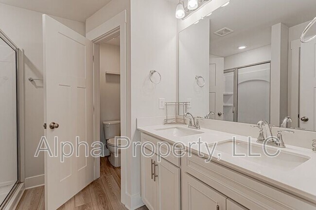 Building Photo - 30 Mardale Ln