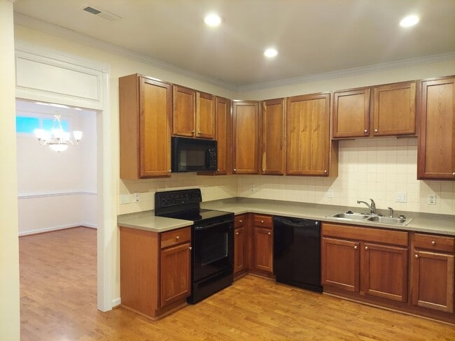 Building Photo - 3 Bed 2.5 Bath Townhouse