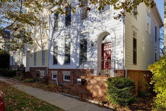 Building Photo - Luxury Townhome in the Heart of the Kentlands