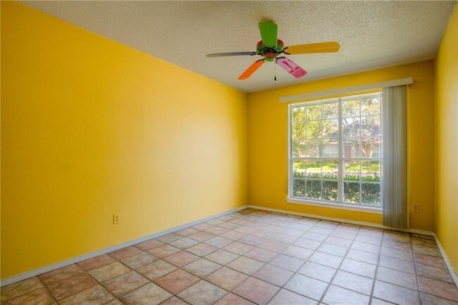 Building Photo - 1015 E Yager Ln