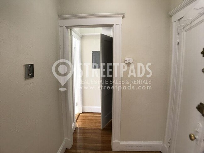 Building Photo - bedroom in Boston MA 02215