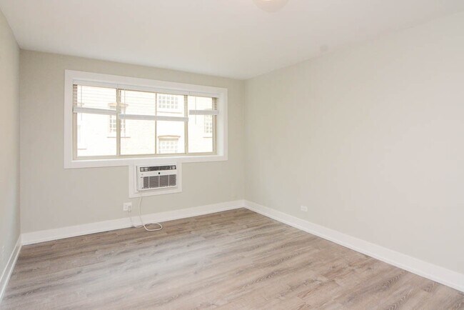 Building Photo - 533 W Surf St