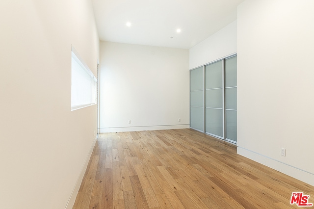 Building Photo - 16536 Moorpark St