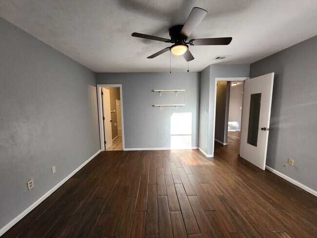 Building Photo - 3 bedroom for rent in NE Tallahassee, wood floors, Privacy Fenced yard, available early March 202...