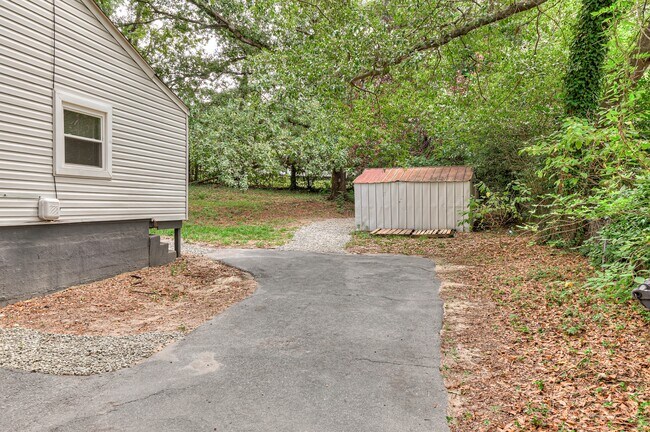 Building Photo - 2832 Cornelia Rd