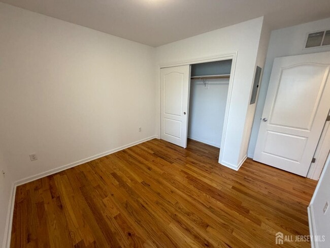 Building Photo - 16 E Kupsch St