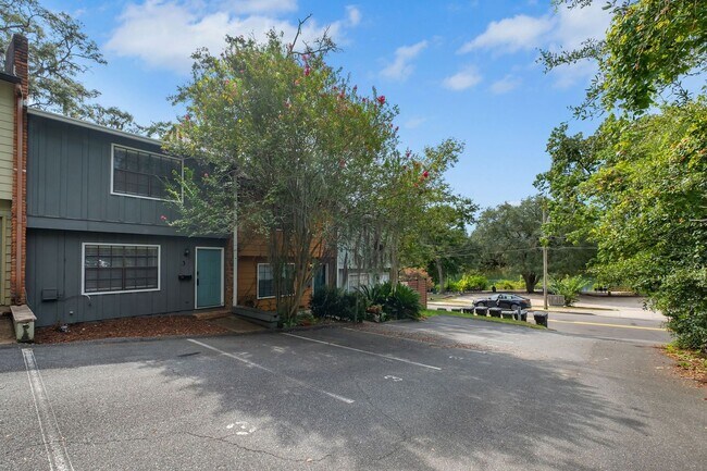 Building Photo - 242 Lake Ella Dr
