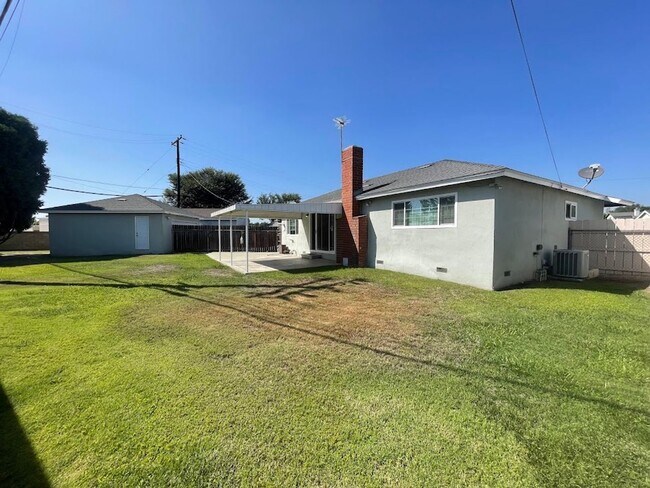 Building Photo - BEAUTIFULLY UPDATED 3 BEDROOM 2 BATH HOME ...